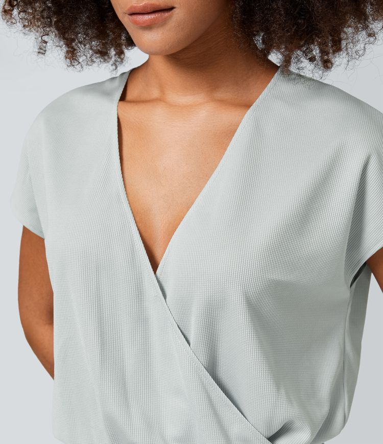 Jumpsuit™ - Tuta with V-shaped collar, short sleeve, side pocket with pieghe and wide leg, fluid wave pattern.