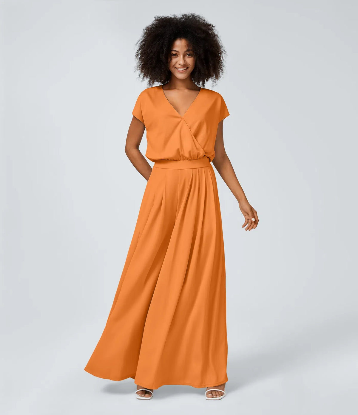 Jumpsuit™ - Tuta with V-shaped collar, short sleeve, side pocket with pieghe and wide leg, fluid wave pattern.